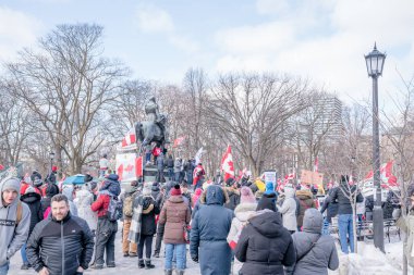 6 Şubat 2022 Toronto Anti Vax protestosu Queens Park 'ta. Kamyon konvoyu protestocuları, zorunlu olmayan gösterilerle dayanışma içinde olmak üzere arka arkaya ikinci hafta sonu için Queen 's Park, Toronto' da toplandılar.. 