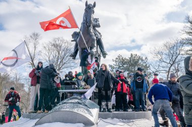 6 Şubat 2022 Toronto Anti Vax protestosu Queens Park 'ta. Kamyon konvoyu protestocuları, zorunlu olmayan gösterilerle dayanışma içinde olmak üzere arka arkaya ikinci hafta sonu için Queen 's Park, Toronto' da toplandılar.. 