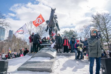 6 Şubat 2022 Toronto Anti Vax protestosu Queens Park 'ta. Kamyon konvoyu protestocuları, zorunlu olmayan gösterilerle dayanışma içinde olmak üzere arka arkaya ikinci hafta sonu için Queen 's Park, Toronto' da toplandılar.. 