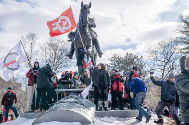 6 Şubat 2022 Toronto Anti Vax protestosu Queens Park 'ta. Kamyon konvoyu protestocuları, zorunlu olmayan gösterilerle dayanışma içinde olmak üzere arka arkaya ikinci hafta sonu için Queen 's Park, Toronto' da toplandılar.. 