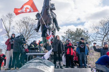 6 Şubat 2022 Toronto Anti Vax protestosu Queens Park 'ta. Kamyon konvoyu protestocuları, zorunlu olmayan gösterilerle dayanışma içinde olmak üzere arka arkaya ikinci hafta sonu için Queen 's Park, Toronto' da toplandılar.. 