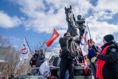 6 Şubat 2022 Toronto Anti Vax protestosu Queens Park 'ta. Kamyon konvoyu protestocuları, zorunlu olmayan gösterilerle dayanışma içinde olmak üzere arka arkaya ikinci hafta sonu için Queen 's Park, Toronto' da toplandılar.. 