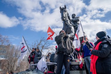 6 Şubat 2022 Toronto Anti Vax protestosu Queens Park 'ta. Kamyon konvoyu protestocuları, zorunlu olmayan gösterilerle dayanışma içinde olmak üzere arka arkaya ikinci hafta sonu için Queen 's Park, Toronto' da toplandılar.. 