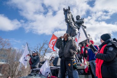 6 Şubat 2022 Toronto Anti Vax protestosu Queens Park 'ta. Kamyon konvoyu protestocuları, zorunlu olmayan gösterilerle dayanışma içinde olmak üzere arka arkaya ikinci hafta sonu için Queen 's Park, Toronto' da toplandılar.. 