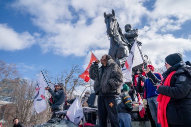 6 Şubat 2022 Toronto Anti Vax protestosu Queens Park 'ta. Kamyon konvoyu protestocuları, zorunlu olmayan gösterilerle dayanışma içinde olmak üzere arka arkaya ikinci hafta sonu için Queen 's Park, Toronto' da toplandılar.. 