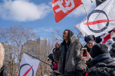 6 Şubat 2022 Toronto Anti Vax protestosu Queens Park 'ta. Kamyon konvoyu protestocuları, zorunlu olmayan gösterilerle dayanışma içinde olmak üzere arka arkaya ikinci hafta sonu için Queen 's Park, Toronto' da toplandılar.. 