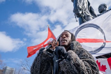 6 Şubat 2022 Toronto Anti Vax protestosu Queens Park 'ta. Kamyon konvoyu protestocuları, zorunlu olmayan gösterilerle dayanışma içinde olmak üzere arka arkaya ikinci hafta sonu için Queen 's Park, Toronto' da toplandılar.. 