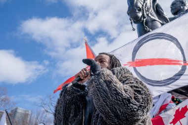 6 Şubat 2022 Toronto Anti Vax protestosu Queens Park 'ta. Kamyon konvoyu protestocuları, zorunlu olmayan gösterilerle dayanışma içinde olmak üzere arka arkaya ikinci hafta sonu için Queen 's Park, Toronto' da toplandılar.. 