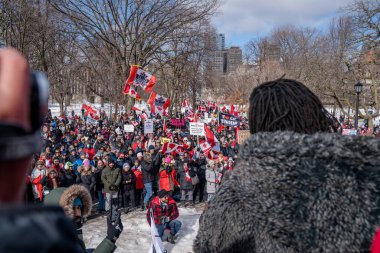 6 Şubat 2022 Toronto Anti Vax protestosu Queens Park 'ta. Kamyon konvoyu protestocuları, zorunlu olmayan gösterilerle dayanışma içinde olmak üzere arka arkaya ikinci hafta sonu için Queen 's Park, Toronto' da toplandılar.. 