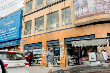 Quito, Ekvador - 20 Mart 2022: Quito, Ekvador 'daki insanlar