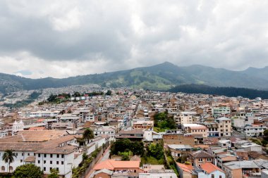 Quito, Ekvador - 20 Mart 2022: Quito, Ekvador 'un güzel hava şehri manzarası 