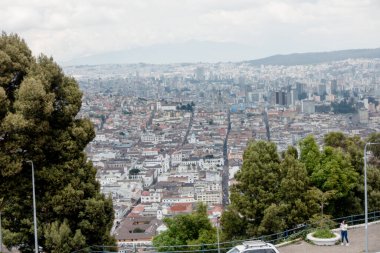 Quito, Ekvador - 20 Mart 2022: Quito, Ekvador 'un güzel hava şehri manzarası 