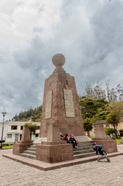 Quito, Ekvador - 20 Mart 2022: Calacali, Ekvador 'da Ekvator Anıtı ve şehir manzarası 