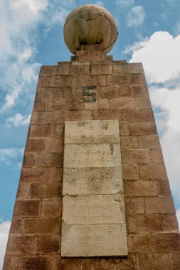 Quito, Ekvador - 20 Mart 2022: Calacali, Ekvador 'da Ekvator Anıtı ve şehir manzarası 