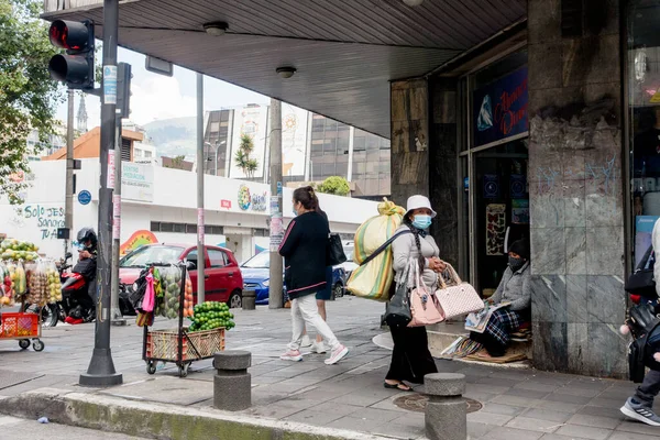 Quito Ecuador März 2022 Menschen Gehen Auf Den Straßen Der — Stockfoto