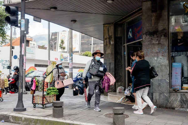 Quito Ecuador März 2022 Menschen Gehen Auf Den Straßen Der — Stockfoto