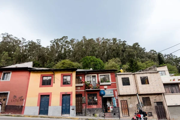 Quito, Ekvador - 20 Mart 2022: Quito, Ekvador 'da şehir sokak manzarası