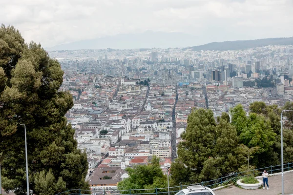 Quito, Ekvador - 20 Mart 2022: Quito, Ekvador 'un güzel hava şehri manzarası 
