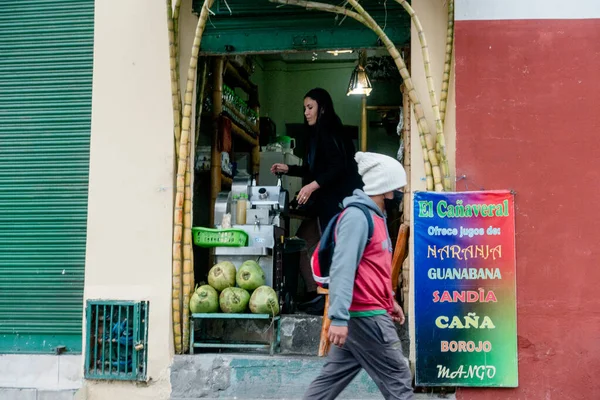 Quito, Ekvador - 20 Mart 2022: Quito, Ekvador 'daki insanlar
