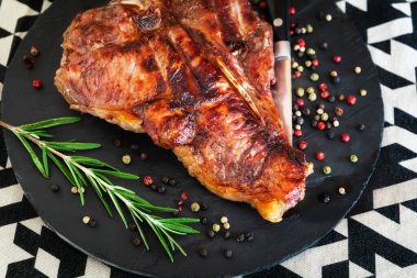 Baharatlı ızgara biftek. Yemek hazır. Floransa bifteği