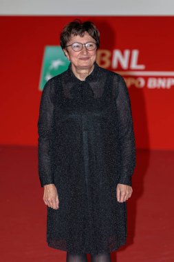 Roma, İtalya-15 Ekim 2021: Yazar Donatella Di Pierantonio, Roma Film Festivali, Parco della Musica 'da romanından uyarlanan L' Arminute filminin kırmızı halısında yürüyor.