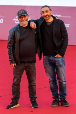 Roma, İtalya - 15 Ekim 2021: Marco ve Antonio Manetti, Roma Film Festivali 'nin kırmızı halısında, Parco della Musica Konser Salonu' nda Manetti Bros..
