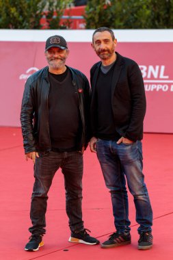 Roma, İtalya - 15 Ekim 2021: Marco ve Antonio Manetti, Roma Film Festivali 'nin kırmızı halısında, Parco della Musica Konser Salonu' nda Manetti Bros..