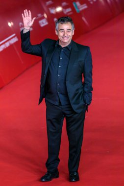 Roma, İtalya - 15 Ekim 2021: Eduard Fernandez Akdeniz 'de, Roma Film Festivali' nde, Parco della Musica Konser Salonu 'nda kırmızı halıda yürüyor.