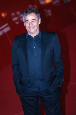 Roma, İtalya - 15 Ekim 2021: Eduard Fernandez Akdeniz 'de, Roma Film Festivali' nde, Parco della Musica Konser Salonu 'nda kırmızı halıda yürüyor.