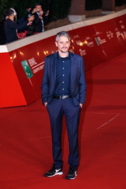 Roma, İtalya-15 Ekim 2021: Marcel Barrena, yönetmeni olduğu Akdeniz Kanunu adlı filmin kırmızı halısında yürüyor. Konferans salonunda Parco della Musica.