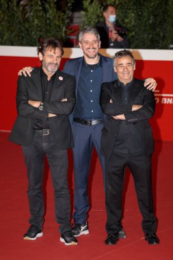 Roma, İtalya - 15 Ekim 2021: Akdeniz Kanunu adlı filmin oyuncuları Roma Film Festivali 'nde kırmızı halıda yürür. Soldan Oscar Camp, Açık Kollar 'ın kurucusu İspanyol yönetmen Marcel Barrena ve aktör Eduard Fernandez..