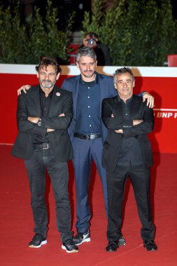 Roma, İtalya - 15 Ekim 2021: Akdeniz Kanunu adlı filmin oyuncuları Roma Film Festivali 'nde kırmızı halıda yürür. Soldan Oscar Camp, Açık Kollar 'ın kurucusu İspanyol yönetmen Marcel Barrena ve aktör Eduard Fernandez..