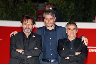 Roma, İtalya - 15 Ekim 2021: Akdeniz Kanunu adlı filmin oyuncuları Roma Film Festivali 'nde kırmızı halıda yürür. Soldan Oscar Camp, Açık Kollar 'ın kurucusu İspanyol yönetmen Marcel Barrena ve aktör Eduard Fernandez..