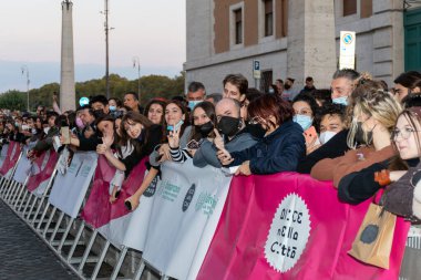 Roma, İtalya - 17 Ekim 2021: Aktör Johnny Depp 'in bir grup destekçisi, Roma film festivalinin kırmızı halısında en sevdiklerinin gelmesini bekliyor.