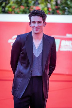 Roma, İtalya - 17 Ekim 2021: Anne Pazar 'ı Josh O' Connor (aktör) ile Roma Film Festivali 'nde Oditoryum Parco della Musica' da gösteren kırmızı halı.