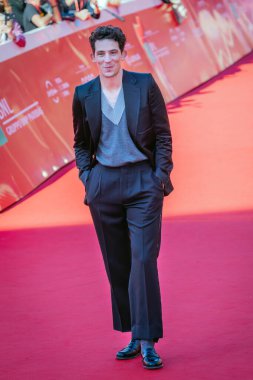 Roma, İtalya - 17 Ekim 2021: Anne Pazar 'ı Josh O' Connor (aktör) ile Roma Film Festivali 'nde Oditoryum Parco della Musica' da gösteren kırmızı halı.