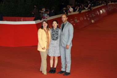 ROME, ITALY - (ECTOBER 24: (L-R) Chloe Zhao, Victoria Alonso ve Nate Moore 16. Roma Film Festivali sırasında 