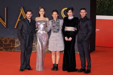 ROME, ITALY - 24 Ekim: (L-R) Kit Harington, Angelina Jolie, Chloe Zhao, Gemma Chan ve Richard Madden 16. Roma Film Festivali sırasında 