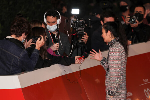 РИМ, Италия - 24 октября: Хлоя Чжао посещает красную дорожку фильма "Вечные" во время 16-го Римского кинофестиваля 2021 года 24 октября 2021 года.