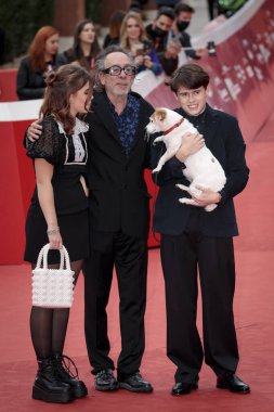 Roma, İtalya - 23 Ekim 2021: Amerikalı yönetmen Tim Burton ve oğulları Nell Burton, Billy-Ray Burton Roma Film Festivali 2021. Tim Burton yakın temas Kırmızı halı. 