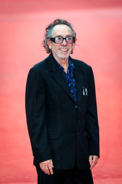 Roma, İtalya - 23 Ekim 2021: Amerikalı yönetmen Tim Burton Roma Film Festivali 2021. Tim Burton yakın temas Kırmızı halı.