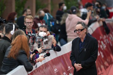 Roma, İtalya - 23 Ekim 2021: Amerikalı yönetmen Tim Burton Roma Film Festivali 2021. Tim Burton yakın temas Kırmızı halı.