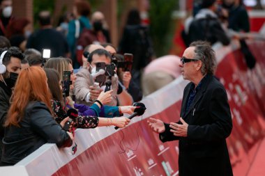 Roma, İtalya - 23 Ekim 2021: Amerikalı yönetmen Tim Burton Roma Film Festivali 2021. Tim Burton yakın temas Kırmızı halı.