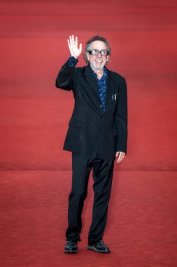 Roma, İtalya - 23 Ekim 2021: Amerikalı yönetmen Tim Burton Roma Film Festivali 2021. Tim Burton yakın temas Kırmızı halı.