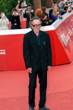 Roma, İtalya - 23 Ekim 2021: Amerikalı yönetmen Tim Burton Roma Film Festivali 2021. Tim Burton yakın temas Kırmızı halı.