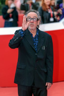 Roma, İtalya - 23 Ekim 2021: Amerikalı yönetmen Tim Burton Roma Film Festivali 2021. Tim Burton yakın temas Kırmızı halı.