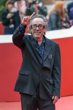 Roma, İtalya - 23 Ekim 2021: Amerikalı yönetmen Tim Burton Roma Film Festivali 2021. Tim Burton yakın temas Kırmızı halı.