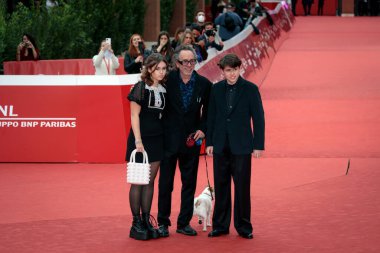 Roma, İtalya - 23 Ekim 2021: Amerikalı yönetmen Tim Burton ve oğulları Nell Burton, Billy-Ray Burton Roma Film Festivali 2021. Tim Burton yakın temas Kırmızı halı. 