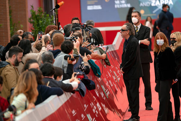 Рим, Италия - 23 октября 2021: Американский режиссер Тим Бертон на Римском кинофестивале 2021. Тим Бертон близкий контакт Красная дорожка.