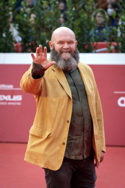 Roma, İtalya - 23 Ekim 2021: Sırp aktör Darko Periç, Roma Film Festivali 2021. Tim Burton, Kırmızı Halı Karşılaşması. Roma (İtalya), 23 Ekim 2021